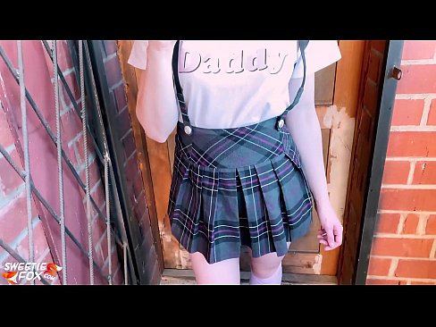 ❤️ Msichana wa shule Ananyonya Dick yake kwa kina na kutombana badala ya madarasa. Video ya kutatanisha ﹏