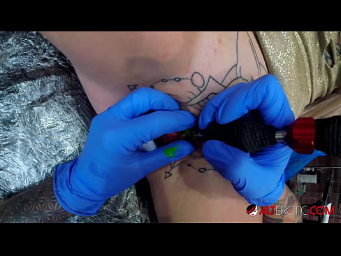 ❤️ Mrembo mwenye tatoo nyingi sana Sully Savage alijichora tattoo kwenye kisimi chake Video ya kutatanisha ﹏