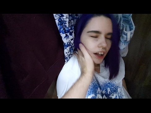 ❤️ Nilimkuta dada yangu chumbani na kumsaidia cum Video ya kutatanisha ﹏