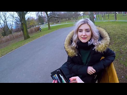 ❤️ Humeza chakula cha moto cha mgeni kwa pesa - blowjob katika bustani na Eva Elfie Video ya kutatanisha  ﹏